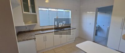 CASA COM 03 SUÍTES E ÁREA DE LAZER AMPLA À VENDA NO CONDOMÍNIO QUINTA RANIERI GREEN, EM BAURU/SP.