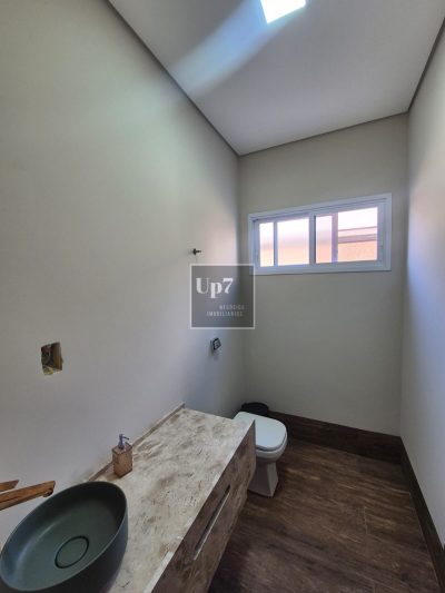CASA COM 03 SUÍTES E ESCRITÓRIO PARA ALUGAR NO CONDOMÍNIO MORADA DO SOL, EM PIRATININGA/SP.