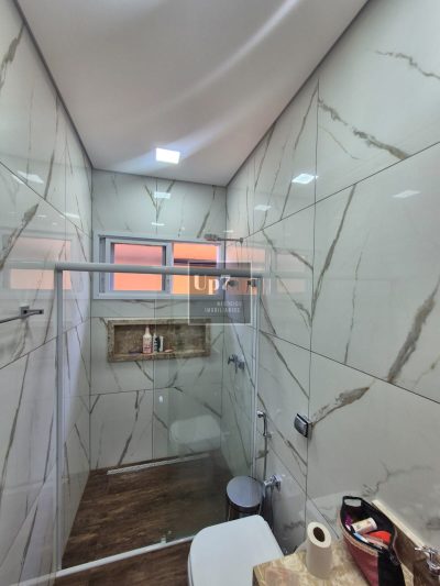 CASA COM 03 SUÍTES E ESCRITÓRIO PARA ALUGAR NO CONDOMÍNIO MORADA DO SOL, EM PIRATININGA/SP.