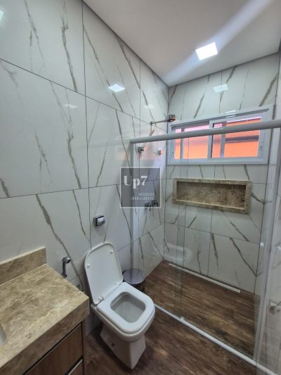 CASA COM 03 SUÍTES E ESCRITÓRIO PARA ALUGAR NO CONDOMÍNIO MORADA DO SOL, EM PIRATININGA/SP.