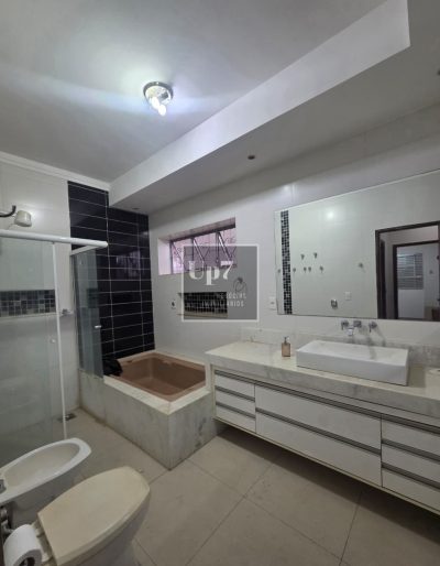 CASA COM 04 QUARTOS E PISCINA PARA ALUGAR NA VILA UNIVERSITÁRIA, EM BAURU/SP.