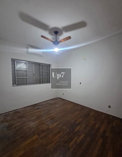 CASA COM 04 QUARTOS E PISCINA PARA ALUGAR NA VILA UNIVERSITÁRIA, EM BAURU/SP.